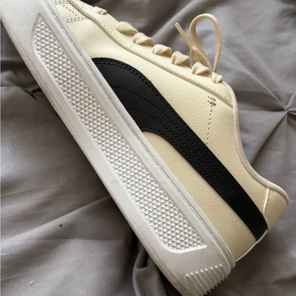 Puma Cream and Black Sneakers - Picture 4 of 6